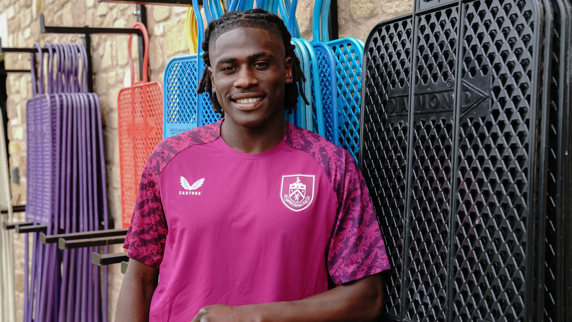 新葡萄8883登录-官方：伯恩利签下拉齐奥21岁边锋乔纳，双方签约4年