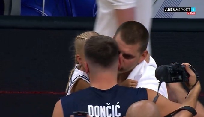 新葡萄8883官网-东契奇与约基奇赛后温情互动 约老师亲吻卢卡面颊致敬